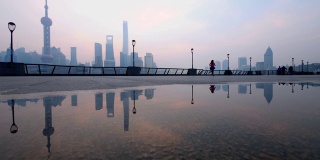 中国，早上在上海外滩跑步的人们的剪影，4k镜头，慢镜头。