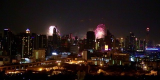 曼谷市在新年之夜燃放烟花爆竹，燃放在1月1日的天空中