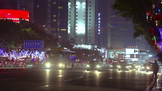 晚上汽车在雨中行驶。夜城，汽车在雨中行驶。亚洲大城市的夜晚，汽车在雨中行驶视频素材模板下载