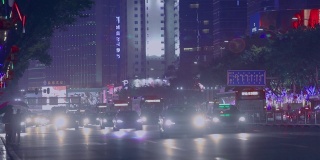 汽车在亚洲一个大城市的道路上行驶，汽车在中国一个现代大城市的夜晚行驶
