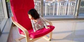 阳台上的一个亚洲女婴