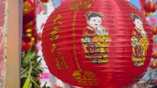 灯笼在中国新年的日子里，祝福文字在灯笼上寓意着拥有财富和幸福视频素材模板下载