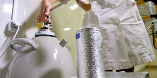 慢动作化学家排出液氮灌装瓶