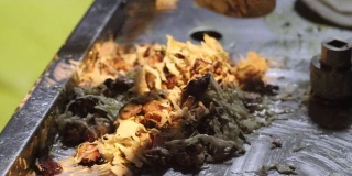 烤烤鸡胸和鸡翅中的蔬菜切片和混合沙拉烤鸡沙瓦玛