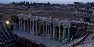 希拉波利斯古城的圆形剧场。联合国教科文组织文化遗产纪念碑。土耳其的棉花堡