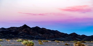 中国新疆戈壁沙漠日落时的延时拍摄。