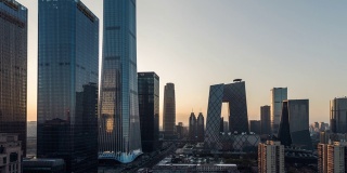T/L鸟瞰图城市天际线和市中心在日落/北京，中国