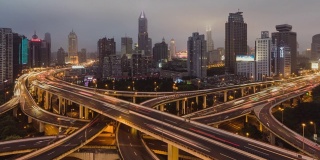 T/L ZI天桥和城市交通高峰时间，从白天到晚上/上海，中国