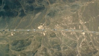 汽车在戈壁沙漠行驶的鸟瞰图，新疆，中国。视频素材模板下载
