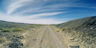 汽车在中国新疆戈壁沙漠上行驶的时间。