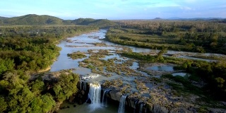 热带森林中的高原河流和瀑布