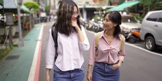 两个亚洲学生在上学的路上