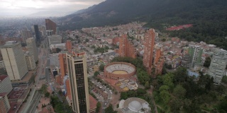 2018年2月20日，哥伦比亚波哥大，圣玛丽亚斗牛场的空中城市景观，背景是山脉
