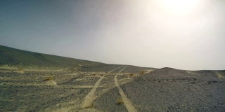 在中国新疆戈壁沙漠上行驶的汽车。