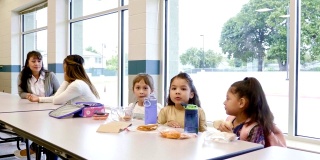 一群学生和老师在学校自助餐厅吃午饭