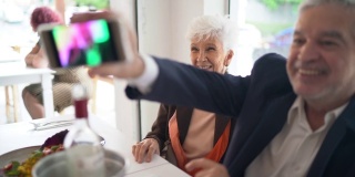 老年夫妇在餐厅使用手机