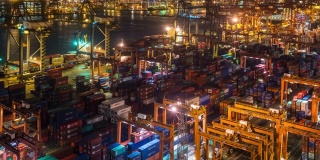 延时拍摄:以城市景观为背景，在香港青衣港货柜港的夜间货运工作