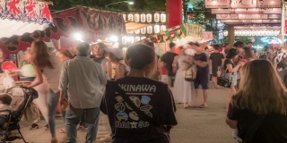 时光流逝:在日本神户的跳蚤市场，人们在夏季的祭典上拥挤不堪