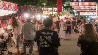 时光流逝:在日本神户的跳蚤市场，人们在夏季的祭典上拥挤不堪视频素材模板下载