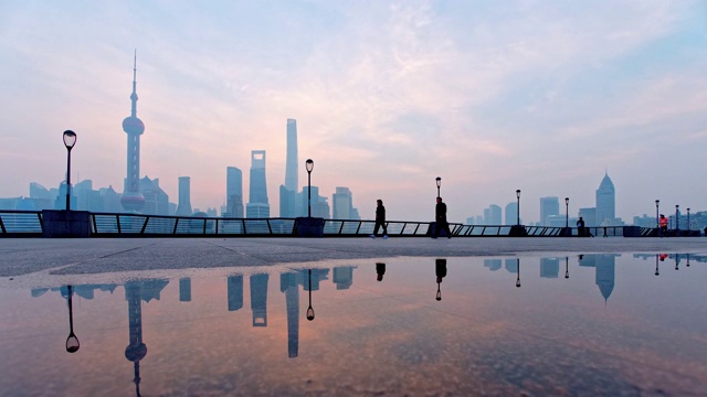 中国，早上在上海外滩跑步或散步的人们的剪影，4k镜头，时间流逝。