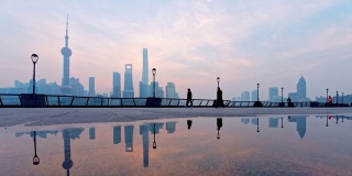 中国，早上在上海外滩跑步或散步的人们的剪影，4k镜头，时间流逝。