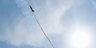 苏-35飞机正飞向太空，如同火箭冲破云层到达星星。