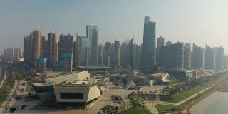 飞越长沙市博物馆著名的滨江公园广场航拍4k中国全景