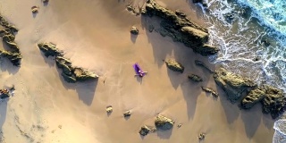 女孩在海洋海滩上的瑜伽姿势