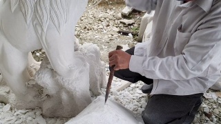 用工具雕刻的石雕师视频素材模板下载