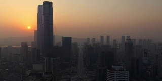 飞越长沙市市中心著名的城楼，河边日落，空中全景4k中国