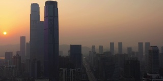 日落时分飞越长沙市市中心著名塔楼，江边航拍4k中国全景