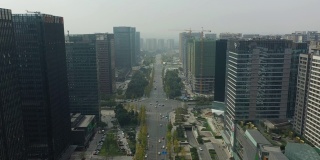 飞行在成都市区交通街道晴天空中全景4k中国