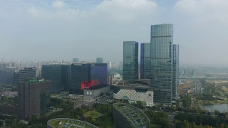 白天飞行飞越成都市区著名的现代建筑群4k中国航拍全景图视频素材模板下载