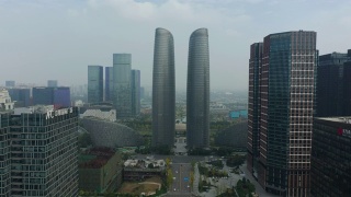 白天飞越成都市中心国家金融中心空中全景4k中国视频素材模板下载
