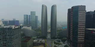 白天飞越成都市中心国家金融中心空中全景4k中国
