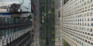 白天成都市中心交通十字路口高空俯视图4k中国