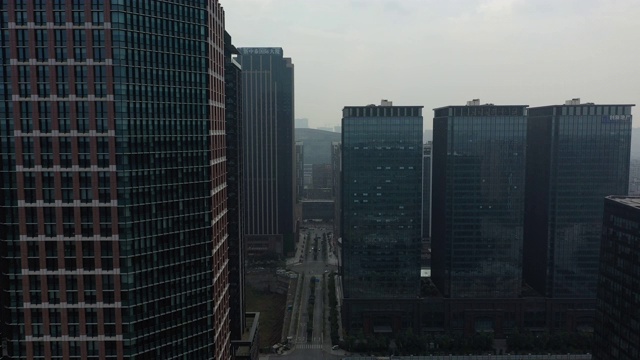 白天飞行飞越成都市区著名的现代建筑，交通街道航拍4k中国全景图