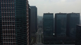白天飞行飞越成都市区著名的现代建筑，交通街道航拍4k中国全景图视频素材模板下载