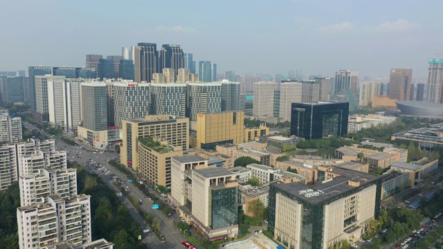 晴天成都市著名的全球中心区交通街道十字路口航拍全景4k中国