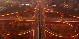 成都市日落时间夜间照明交通道路堵塞航拍全景4k中国