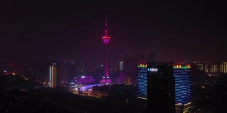 夜间时间照亮了成都著名电视塔区4k中国航拍全景图
