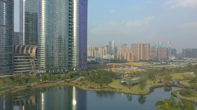 晴天成都市金融区公园湖航拍全景4k中国