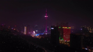 夜间时间照亮了成都著名电视塔区4k中国航拍全景图视频素材模板下载
