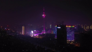 成都市夜景时间点亮了中国著名电视塔区4k航拍全景图视频素材模板下载