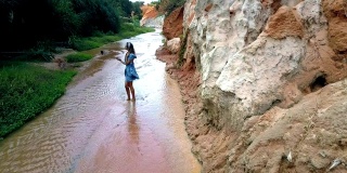 女孩在峡谷上方的河流中自拍