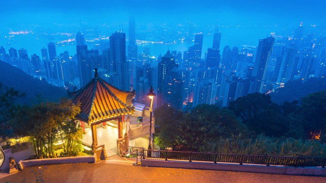 庙宇建筑风格的香港天际线，香港市区摩天大楼在维多利亚港，中国香港