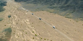 汽车在戈壁沙漠行驶的鸟瞰图，新疆，中国。