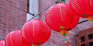 美丽的圆红灯笼挂在古老的传统大街上，是中国农历新年节日的概念。