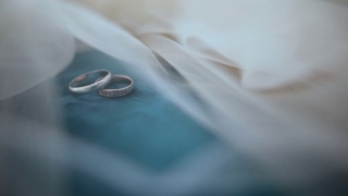 结婚戒指放在沙发椅上盖着面纱视频素材模板下载