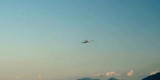 飞机降落在科孚机场的跑道上。希腊。缓慢的运动。高清